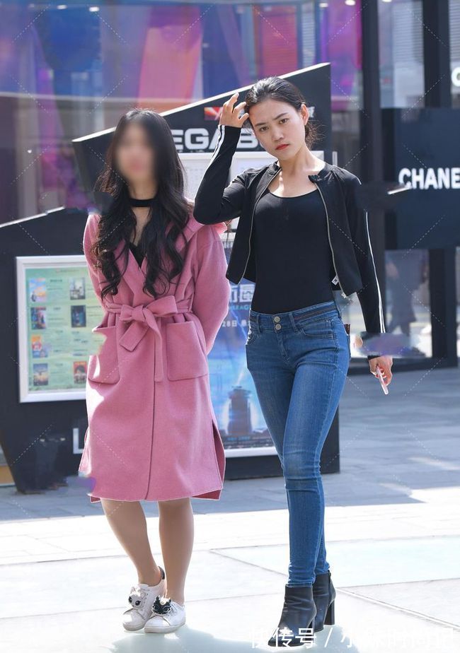 穿搭|黑色无领短款外套搭牛仔裤,穿搭法则中的标准搭配呈现出另类的美