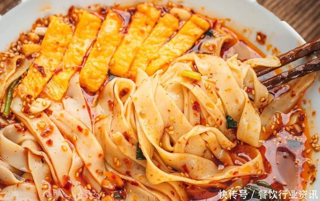 面食|夏日必备这碗面!懒人5分钟开饭,一煮一拌就搞定!吃一次我就上瘾了