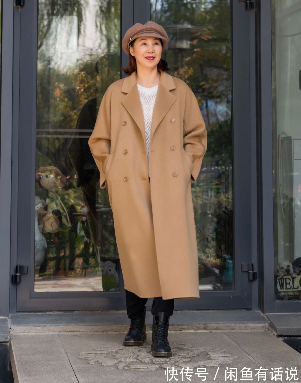 牛仔蓝|上了年纪怎么穿“驼色大衣”?学65岁博主这么搭,优雅减龄又高级