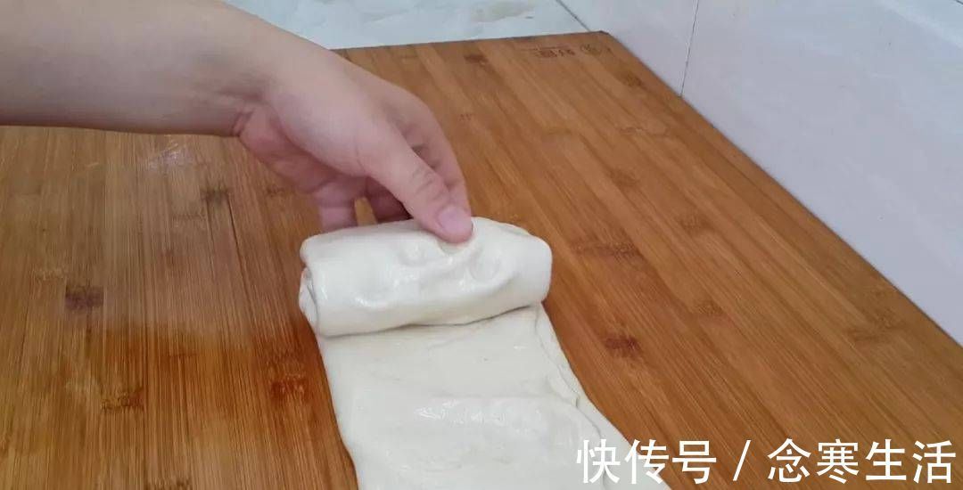 吃早餐蛋糕的新方法，淋上蛋液，比手抓蛋糕简单，比鸡蛋灌饼好