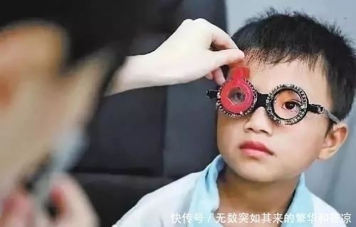视力|从小近视的孩子,和没近视的孩子,长大后颜值差距不止一点点