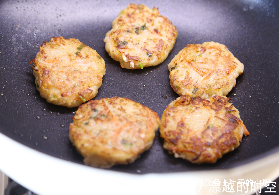 10分钟早餐快速饼两段莲藕、一把芹菜叶，味道好，营养高！