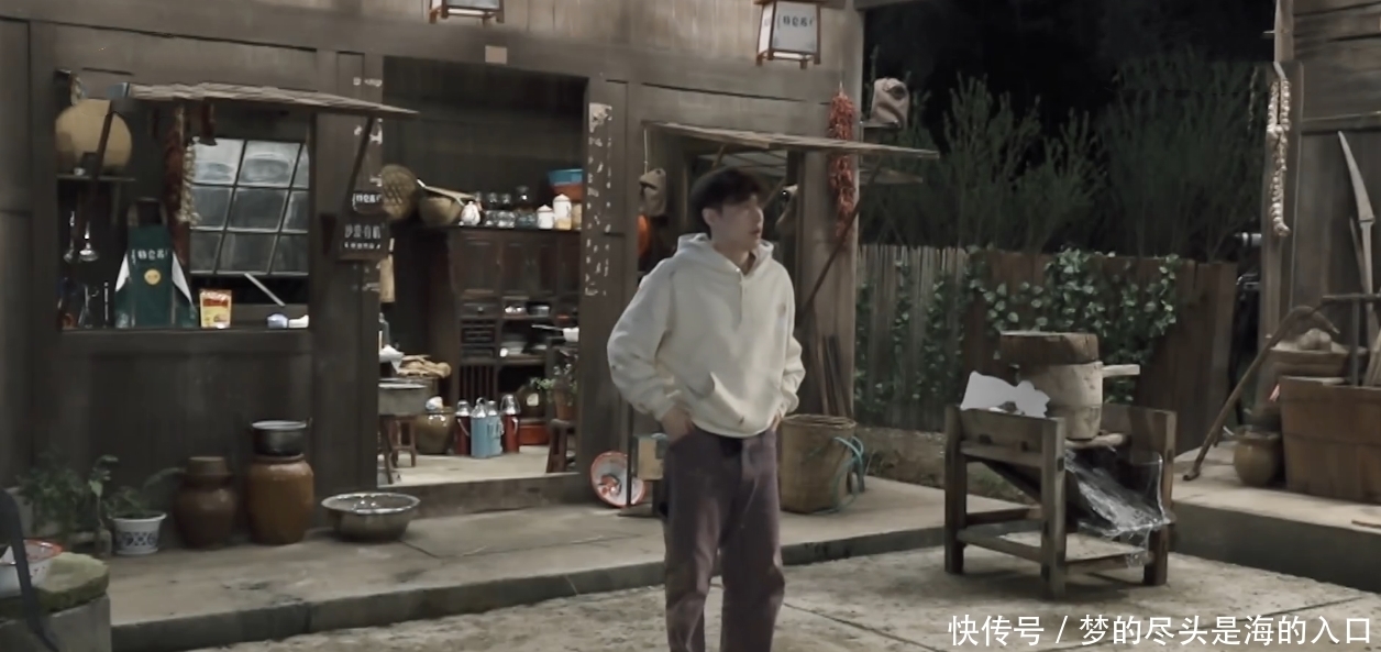 张艺兴 张艺兴抢着做饭又不会生火,搞砸黄磊做好的菜,自责说压力好大