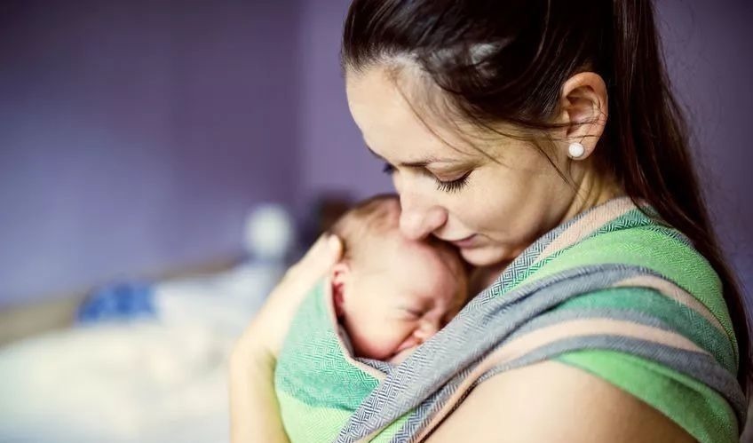 孩子|孙子翻身掉床,奶奶一个动作令娃永远离开:摔倒谨记“黄金3步”