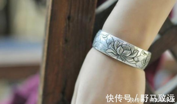 长期|女性长期佩戴“银手镯”，10年后身体会有啥变化大多数人戴错了