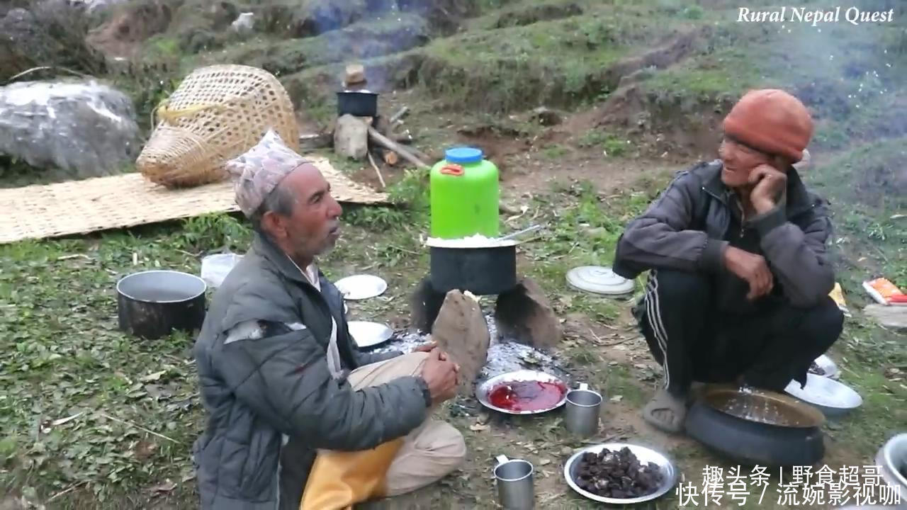 中国小伙在尼泊尔花8000卢比买下一头羊,请当地老人吃羊肉