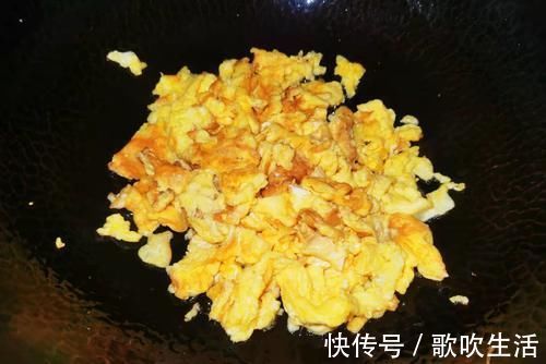 味道|鸡蛋别只会炒番茄,加它一起炒,味道鲜得没话说,吃一次就忘不掉