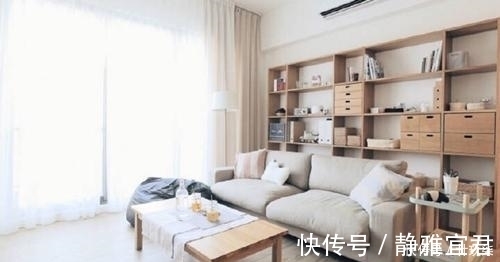 占地|把沙发往前挪10厘米放个置物架进去,省钱实用又不占地,太聪明了