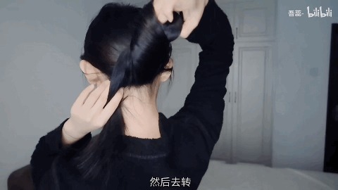 丝巾 别再披头散发了!这3个发型小技巧显嫩又高级