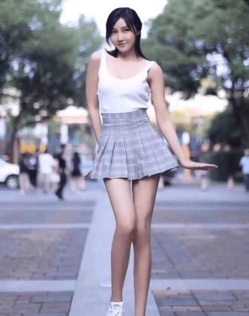 穿搭|性感小姐姐，穿吊带衣搭配格子百褶裙，这腿真是爱了！
