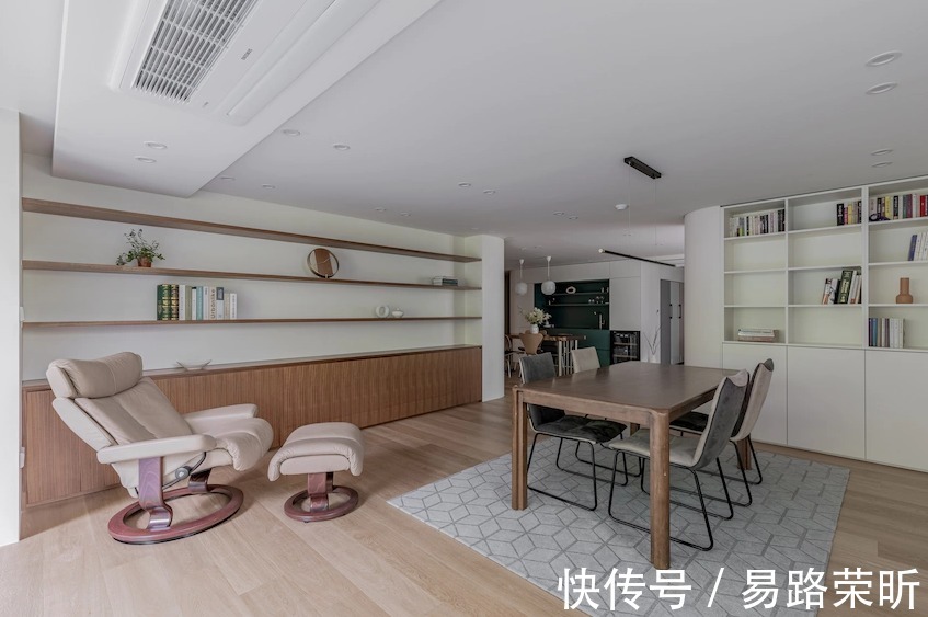 客餐厅|这是一套有30年历史的老公寓了,将空间布局重做调整与规划,打造出三室三厅的格局。