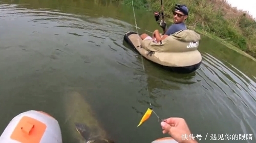 两人强强联手钓获大鱼,忍不住举起大鲶鱼,网友:只有羡慕的份