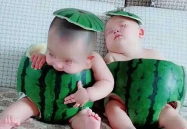 带孩子|宝妈一人带双胞胎，心酸画面让人难过，网友评论：当妈的太不容易