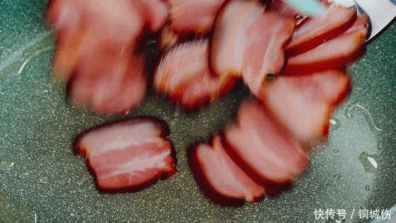 冬天,它和腊肉是天生一对,“金衣白玉,蔬中一绝”,香到舔盘子