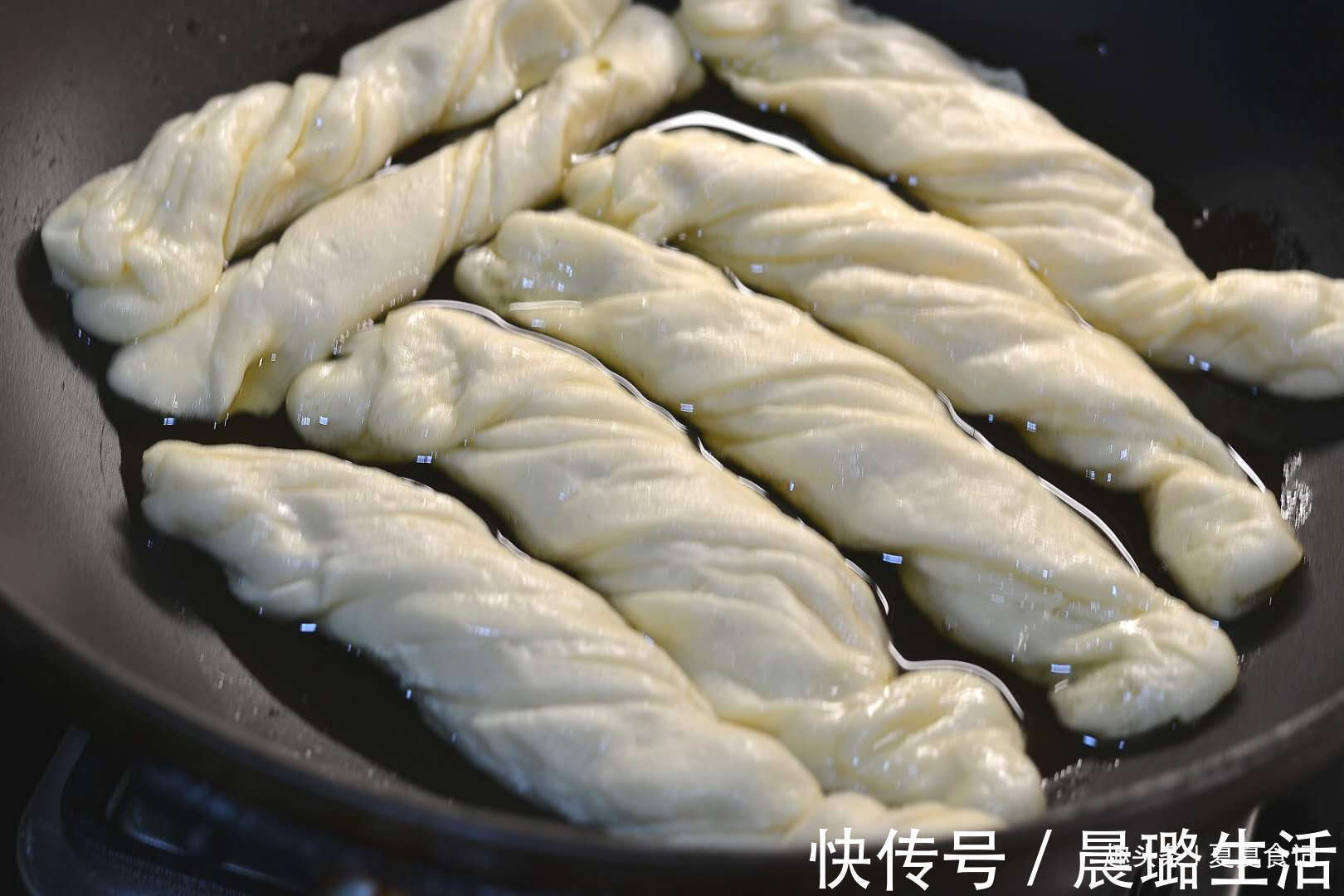 自从学会这早餐，儿子就迷上了它，卷一卷煎一煎，蓬松酥脆香喷喷