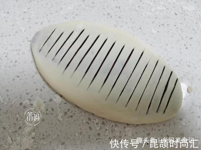 馒头|我家面粉从不蒸馒头，试试这做法，1次做8个，出锅瞬间扫光，赞