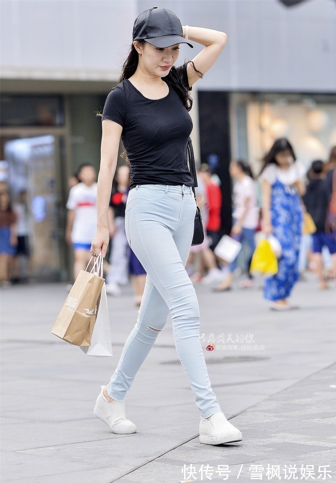 身材|路人街拍，只要长得好看，身材好，简简单单穿搭也是美！