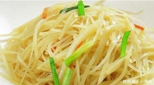 口感|炒土豆丝时,用盐水泡是大错特错的多放一点它,又香又脆不粘锅