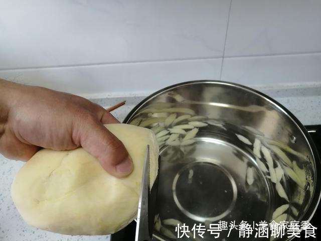 懒人|“懒人”面条，只和面不擀面，一把剪刀就能做出美味，快来试试吧