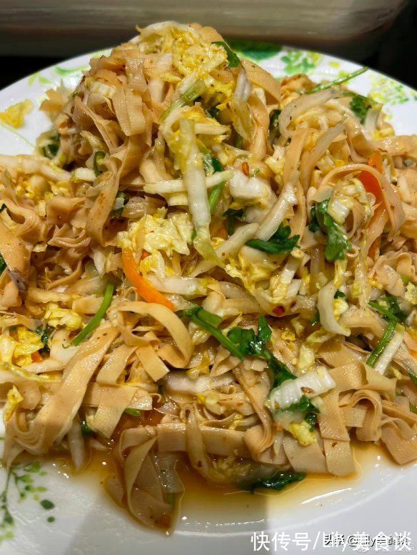 家常菜|岳云鵬曬家宴，美味又接地氣，引6萬人點贊，網(wǎng)友：竟然不吃餃子