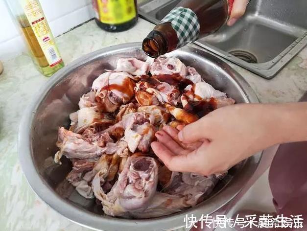 正确做法|炖鸡时,有人直接炖,有人焯水,全不对,教你最正确做法,真香!