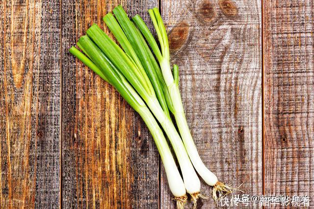 冬天大葱这样保存，比冰箱还管用，存放几个月也不空心不烂根
