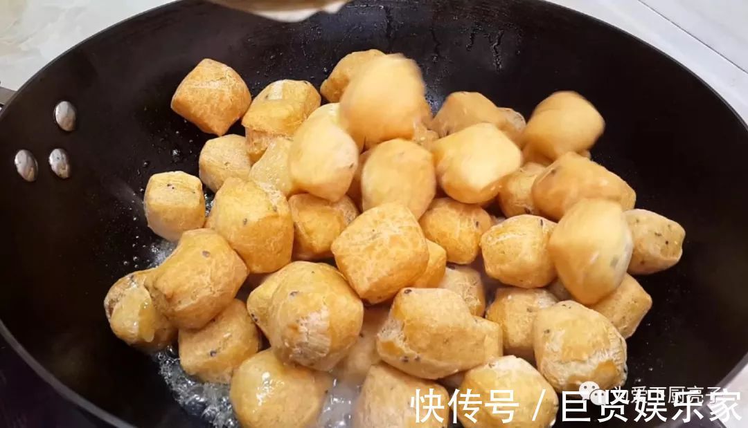1斤面粉，4个鸡蛋，锅里炒一炒，教你做创意小零食，比麻花都好吃