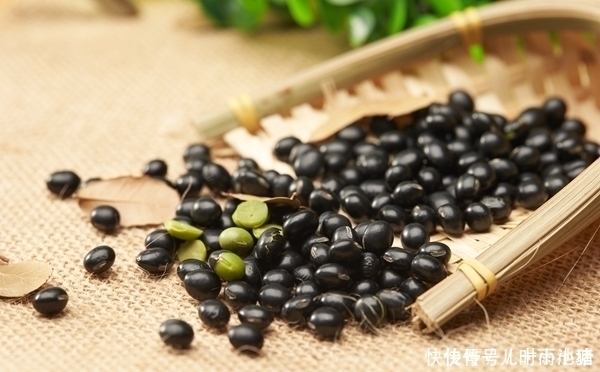 黑豆配上它，面色红润了，色斑淡了女人不想面色晦暗，可以试试