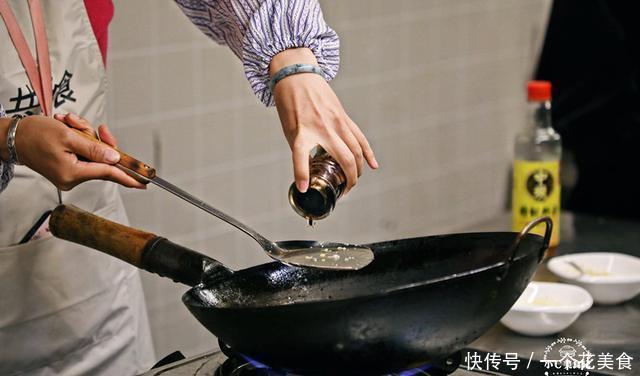 制作担担面|一碗好吃的担担面,关键在于料,才知道这配料必不可少的食材是它