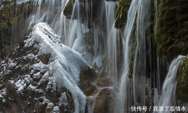 九寨沟惊现蓝色冰瀑，犹如童话仙境