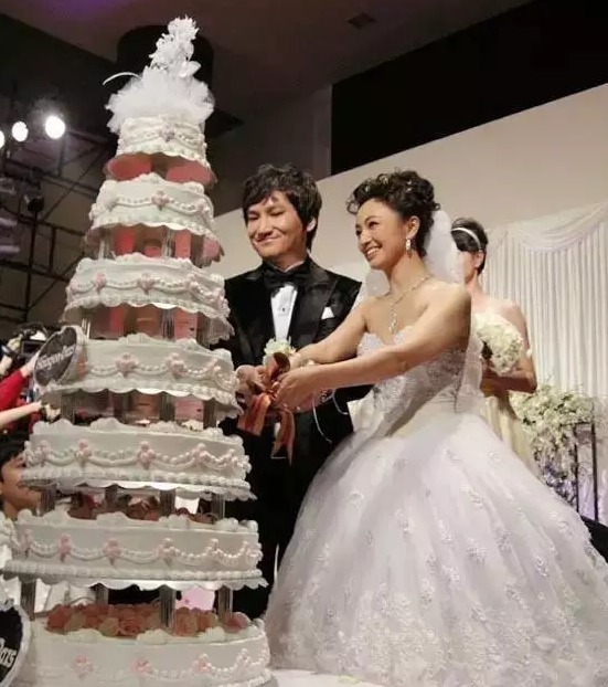 因婚纱设计被关注,诸多女星的好友,兰玉到底有多大魅力?