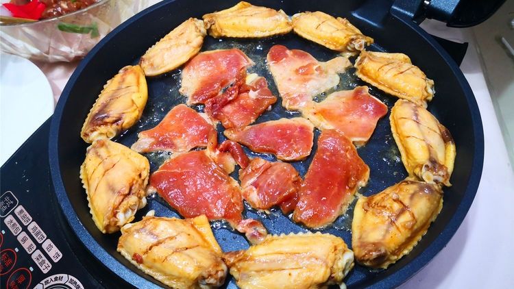 电饼铛做烤翅，原来如此简单，外焦里嫩不油腻，比买的还香还好吃