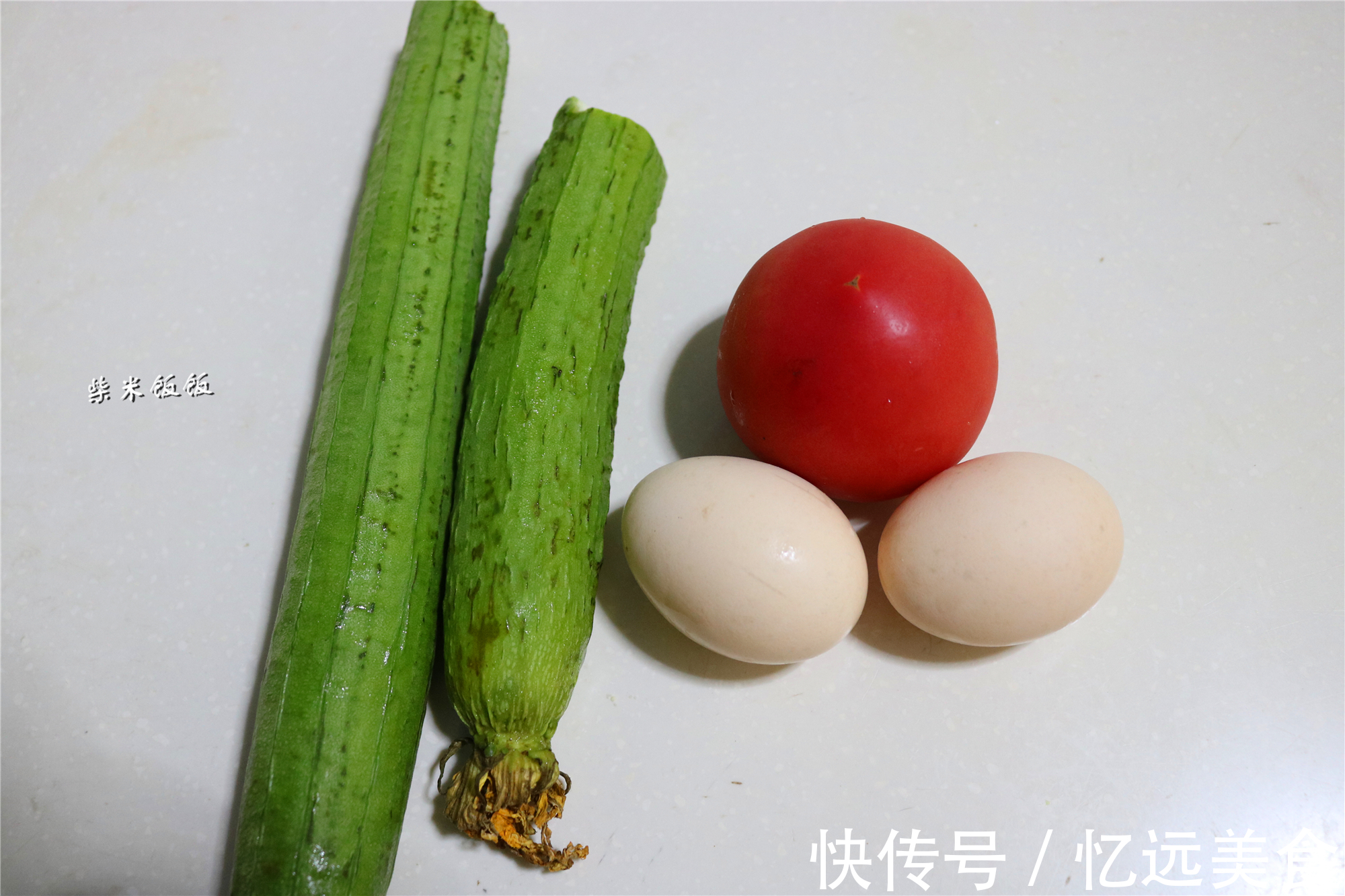 西红柿|它是夏季时令菜，和西红柿是绝配，简单一炒，鲜甜多汁吃不够