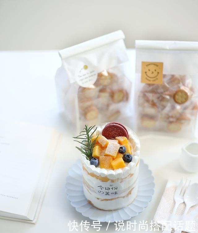 一款不用抹面的奶油蛋糕,非常适合新手学做,颜值和味道不输买的