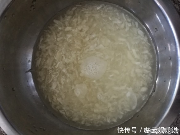 大蒜养花好处多,杀虫杀菌,花长得快、不烂根!