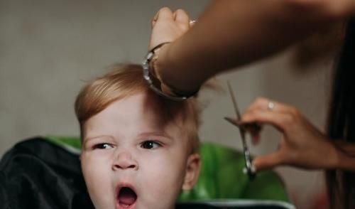 宝妈|你家宝宝头上有舅舅屎吗?这样处理不伤头皮,赶紧get起来