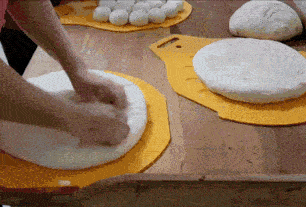 |搞笑GIF:扎心了,遇到这种情况,先捂住膝盖还是先捂脸