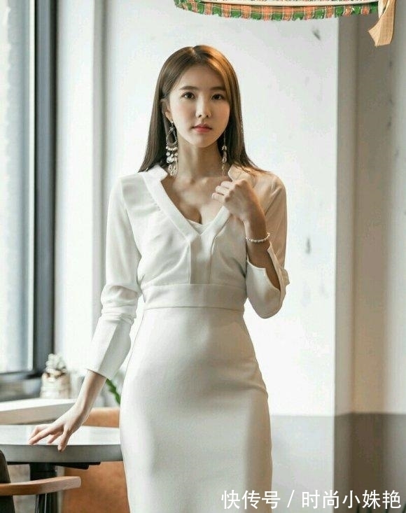时尚穿搭 简单时尚穿搭,宽松修身半身裙,清新减龄更具美感
