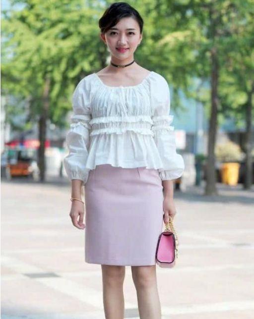 街拍:貌美如花的小姐姐,一身优雅的穿搭,尽显女神风采