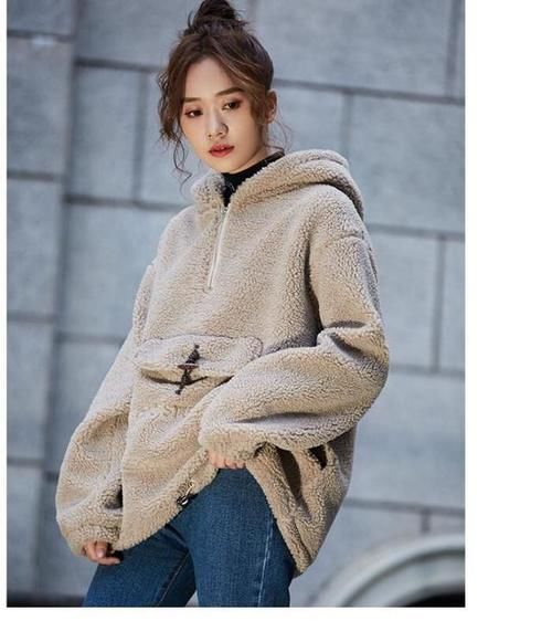 今年流行“卫衣套大衣”,适合奔四奔五女人穿,高贵上档次