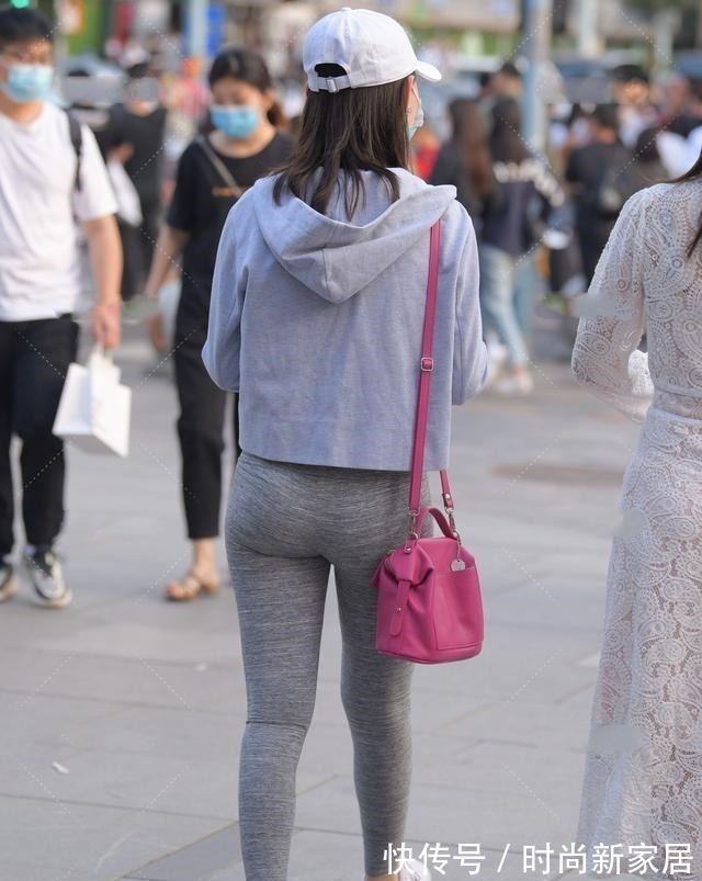 宽松 白色短款上衣搭配灰色紧身打底裤，良好的修饰效果，很显高挑苗条！