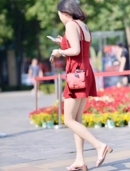 街拍穿红色连衣裙的小姐姐,气场全开自信满满