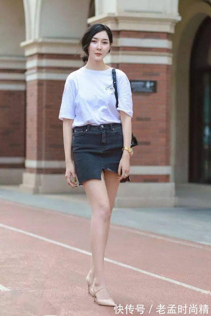 下半身|街拍美女:美女脚上穿搭一双尖头黑色高跟鞋,漆皮的材质有着十分好的质感