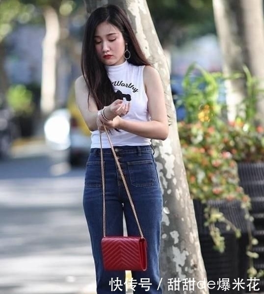 无袖T恤+喇叭裤,配上细高跟,优雅又大气,尽显时尚辣妈的魅力