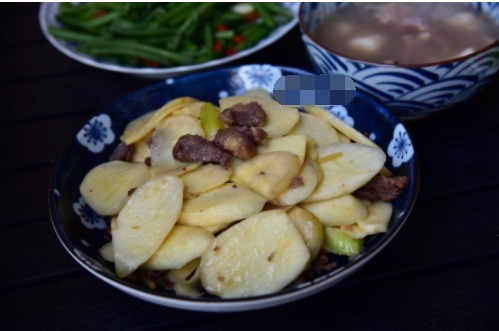  茭白炒牛肉|4菜1汤的周末晚餐，荤素搭配，其中一个是家人最爱吃的，赞不绝口