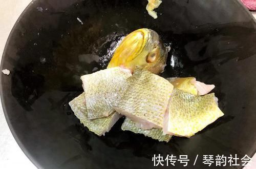 炸鱼时，有人用淀粉，有人用面粉，大厨都错了这才是正确做法