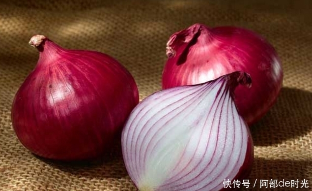 扔钱|洋葱的皮不要扔!扔它就等于扔钱,留起来用处多,快去告诉家里人