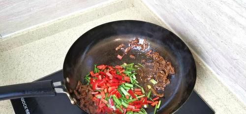 炒香干，直接下油锅就错了！多加一步，香干不破皮不粘锅，还入味