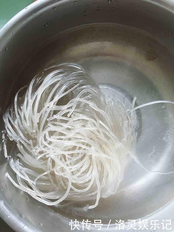 白菜|白菜炖粉条,究竟先放粉条还是白菜这么做简单又美味!