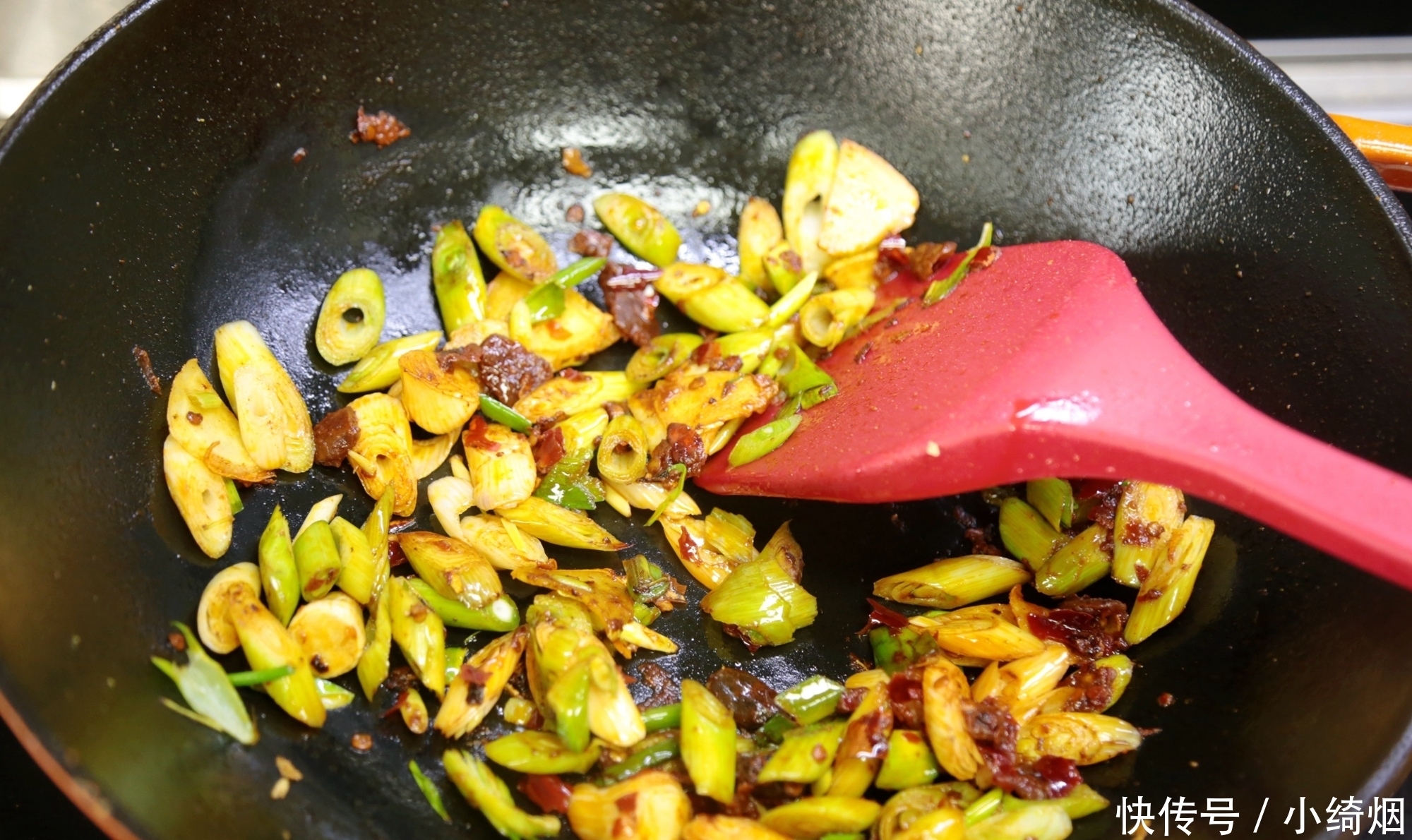 蒜苗|一块豆腐,几根蒜苗,10分钟做一锅!又香又简单,减肥也零负担